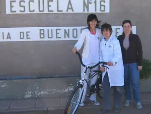  Mat&iacute;as D&iacute;as, con la bicicleta que gan&oacute; en el concurso de cuento.