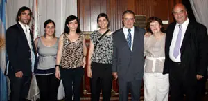  Pedro Bello, junto a su familia y el subsecretario de Fortalecimiento e Intercambio Institucional en la Legislatura de la Ciudad de Buenos Aires, Pablo Garzonio.