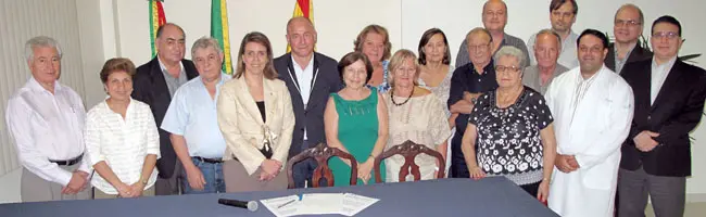 Santiago Camba, junto a la presidenta de la Sociedad Espanhola de Río, Andrea Canellas, y directivos y miembros de esta entidad carioca.