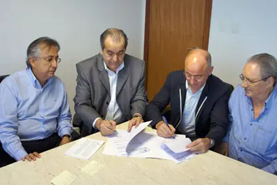  El director jurídico del Hospital Español, Francisco Catelino; el presidente del Hospital, Demétrio Moreira Garcia; Santiago Camba; y Manuel Antas Fraga, durante la firma del convenio en Salvador de Bahía.