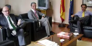  Los tres diplom&aacute;ticos desearon &ldquo;a los ciudadanos espa&ntilde;oles residentes y al pueblo venezolano Felices Fiestas y un venturoso a&ntilde;o 2012&rdquo;.