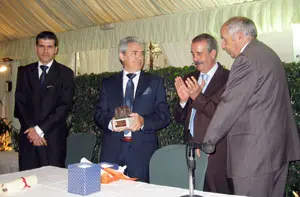 José Luis Bermúdez, junto Santiago Alonso, que también fue homenajeado por la Casa de Castilla y León.