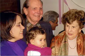 Manuel, con su esposa, y con la nieta y la nuera que residen en Chile.