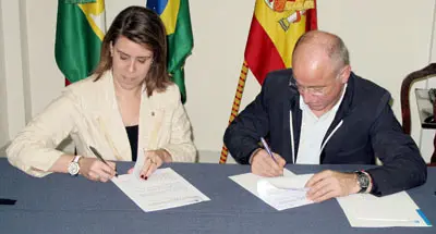 Santiago Camba firma el convenio con la presidenta de la Sociedad Espanhola de Río, Andrea Canellas.