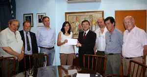  Ana V&aacute;zquez entrega el premio &lsquo;Entreculturas 2011&rsquo; a Jos&eacute; Vila, arropado por la comisi&oacute;n directiva de la entidad.
