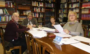  Los miembros del jurado, con el secretario y vicepresidente del Centro Gallego, durante la deliberaci&oacute;n.