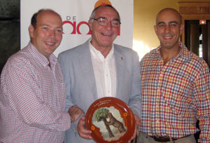  Julián Linares, acompañado por Javier Pérez Palencia –dcha.–, muestra el obsequio con el que fue galardonado por la Casa de Madrid en Miami.