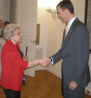  Don Felipe saluda a Elma Espisúa, presidenta del Directorio del Hospital Español de Buenos Aires