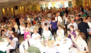  El sal&oacute;n de la sede de la Sociedad de Vedra durante la celebraci&oacute;n.