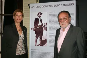 Isabel Soto y Francisco Lores, durante la inauguración de la sala que lleva el nombre de Antonio Soto.