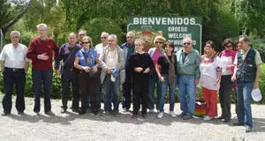  Asistentes al Congreso posan junto al cartel de bienvenida.