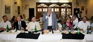 Carlos Vello, presidente del Centro Gallego de Buenos Aires, durante su discurso. A su lado, de izda. a dcha.: Daniel Castro, Manuel Padorno, Jos&eacute; Vila, Mar&iacute;a Aurora Barbeito y Pedro Bello.