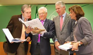  De izq. a dcha: Juan Gallo, comisario para la Memoria Histórica; Juan de Dios Mellado, coordinador del libro; Francisco Menacho, consejero de Gobernación y Justicia, y Remedios Martel, delegada del Gobierno de la Junta en Málaga.