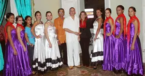  Ronald P&eacute;rez, junto al Ballet Espa&ntilde;ol en la inauguraci&oacute;n del proyecto.