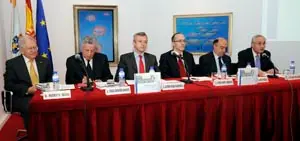 Modesto Seara, Jorge Zerme&ntilde;o, Alfonso Rueda, Sen&eacute;n Barro, Julio Lage y Jos&eacute; Ram&oacute;n &Oacute;nega, durante la presentaci&oacute;n del libro en la Casa de Galicia en Madrid. 