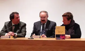  Ram&oacute;n Villares &ndash;en el centro&ndash; particip&oacute; en la presentaci&oacute;n de la obra.