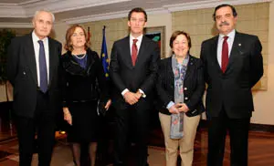  La homenajeada, Mar&iacute;a Jos&eacute; Alonso &ndash;2&ordf; izda.&ndash;, con &Oacute;nega, N&uacute;&ntilde;ez Feij&oacute;o, Farjas y Garc&iacute;a Fern&aacute;ndez.