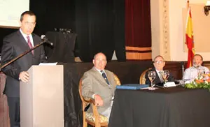  El presidente de AEGU, Jorge Exp&oacute;sito, durante el discurso que dirigi&oacute; a los asistentes al acto.