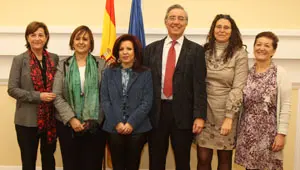  Pilar Pin y Juan A. Gimeno Ullastres, junto a miembros de sus respectivos equipos, tras la firma de los acuerdos de la Direcci&oacute;n General con la UNED.