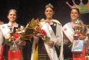 La reina (c) entre la primera princesa –a la izda.– y la segunda princesa.