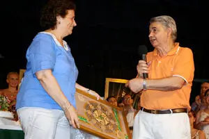  Dora Pegito entreg&oacute; a Jos&eacute; Fragoso un presente en nombre de la entidad.