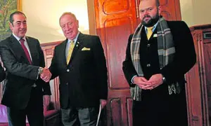 John T. Dunleavy saluda a Fernando Go&ntilde;i, presidente de la Junta del Principado, en presencia de Bras Rodrigo &Aacute;lvarez.