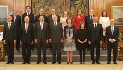 El presidente Rajoy y los Reyes posan con los nuevos ministros.