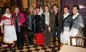 Victoria Cristóbal con miembros de la colectividad en Breziers, en Francia.