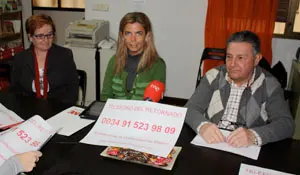   Victoria Cristóbal, con miembros de Apoyar, durante la presentación del teléfono del retornado. 