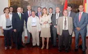 Victoria Cristóbal posa con los asistentes al Pleno del Consejo de Madrileños en el Extranjero.