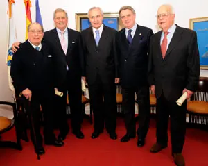 Jos&eacute; Ram&oacute;n &Oacute;nega &ndash;en el centro&ndash;, junto a los cuatro ex presidentes de la Casa de Galicia. 
