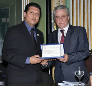 Santiago Rodr&iacute;guez recibi&oacute; una placa de manos de Pedro Godinho. 
