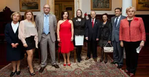 Leticia D&iacute;az, junto al resto de personalidades asistentes al homenaje a los socios veteranos del Centro Gallego. 