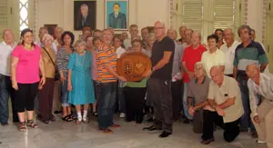 Los gallegos de Cuba enviaron un saludo a Fraga y mostraron la talla de madera con la que le van a obsequiar. 