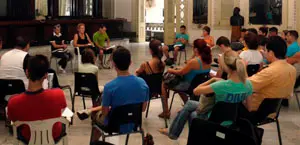 Caridad Fern&aacute;ndez, con los j&oacute;venes participantes en la actividad juvenil. 