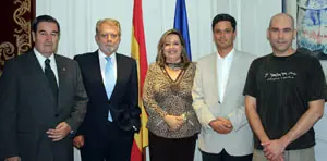 El c&oacute;nsul, V&iacute;ctor Fajilde, acompa&ntilde;ado por Francisco Cort&eacute;s, Pilar Ayra, Jos&eacute; Miguel Sancho y Jes&uacute;s Codina. 