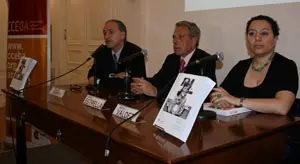 Jos&eacute; Onaindia, Rafael Estrella y Mar&iacute;a Valdez, durante la presentaci&oacute;n. 