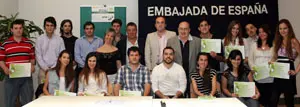 Julio Olmos, Manuel Tob&iacute;o y Roberto Garc&iacute;a posan junto a los egresados tras la entrega de certificados. 