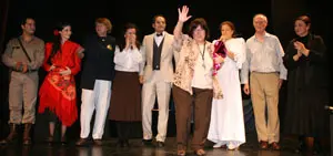 La directora del grupo de teatro, Tanya Barbieri, la presidenta del Centro de Noia Rianxo, Oly Dourado, y el elenco teatral saludan tras la actuaci&oacute;n. 