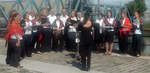 Un momento de la grabaci&oacute;n de la canci&oacute;n &lsquo;Fonseca&rsquo; ante el met&aacute;lico Puente Barraca Pe&ntilde;a. 