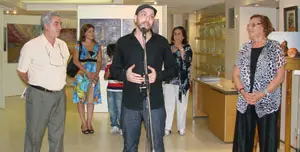  Ricardo Celma, acompa&ntilde;ado por Alberto Iannuzzo y Carolina Roig, durante la inauguraci&oacute;n de la muestra.
