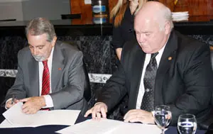  Jordi Font, durante la firma del convenio de colaboraci&oacute;n con el rector de la Universidad Nacional de Buenos Aires.