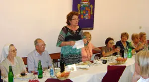 La presidenta de la Casa de Palencia en Argentina, Iluminada Fernández, haciendo una valoración de lo realizado, durante su fiesta de fin de año.