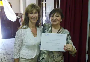   Un momento de la entrega de certificados a los espa&ntilde;oles que llevan m&aacute;s de 50 a&ntilde;os en el pa&iacute;s. 