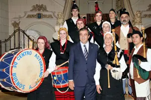 Álvarez-Cascos, con el grupo del Centro Asturiano de Buenos Aires, durante su visita a Argentina en octubre de 2011.