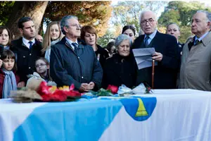 Xosé Neira Vilas, junto a la viuda de Díaz Pardo, pronuncia unas palabras ante el féretro del ilustre galleguista.