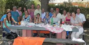  Asistentes a la celebraci&oacute;n, durante la que se degust&oacute; la tradicional paella.