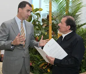 Don Felipe entreg&oacute; al presidente Daniel Ortega una carta de su Majestad Don Juan Carlos. 