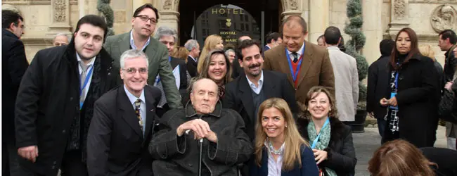 Manuel Fraga, junto a militantes y dirigentes del PP, en la cumbre del exterior de este partido en enero de 2011.