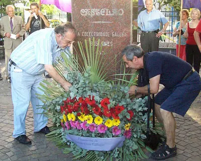  Un momento de la ofrenda floral ante el monumento a Castelao. 